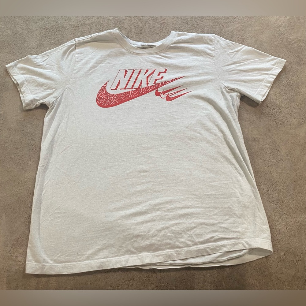 Nike Men’s Medium White T-Shirt Large Red Swoosh Graphic Tee Casual